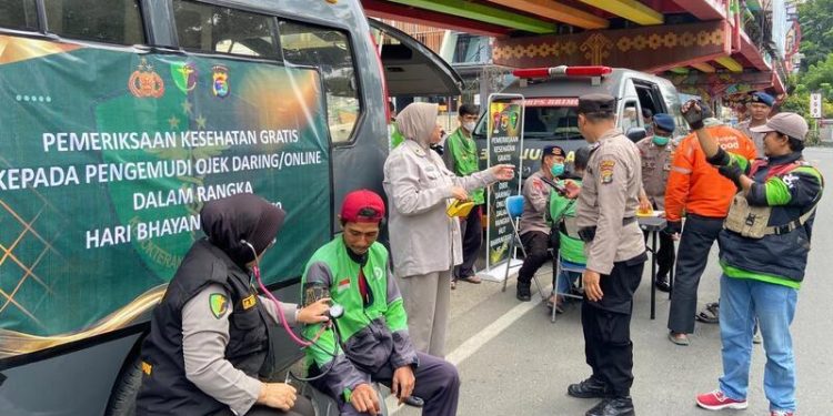Sambut Hari Bhayangkara ke-79, Driver Ojol Dapat Layanan Cek Kesehatan Gratis