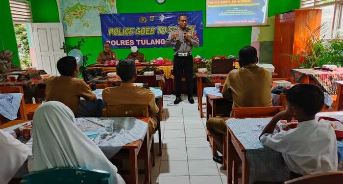 Kasat Lantas Polres Tulang Bawang Paparkan Materi dan Tujuan Digelarnya Police Goes To School di SD Negeri 2 Wonorejo