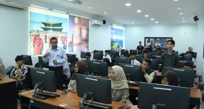 Antusiasme Siswa SMA pada Kuliah Umum Web Programming di IIB Darmajaya
