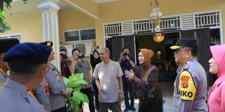 Kapolda Lampung Bersama Pejabat Utama Polda Lampung Laksanakan Anjangsana Dalam Rangka Hari Bhayangkara ke 79