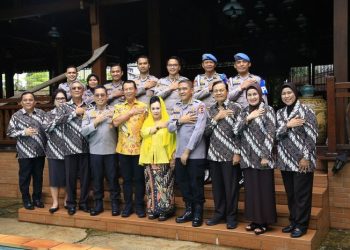 HUT Bhayangkara ke-79, Tim Polri Sambangi Kediaman Jenderal (Purn) Sutarman