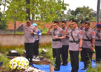 Ziarah Penuh Haru, Kapolda Lampung Kenang Briptu Ghalib yang Gugur dalam Penggerebekan Judi Sabung Ayam
