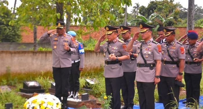Ziarah Penuh Haru, Kapolda Lampung Kenang Briptu Ghalib yang Gugur dalam Penggerebekan Judi Sabung Ayam