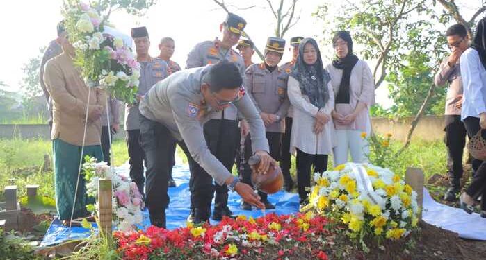 Peringati Hari Bhayangkara ke-79, Baharkam Polri Ziarah ke Makam Briptu Anumerta Ghalib