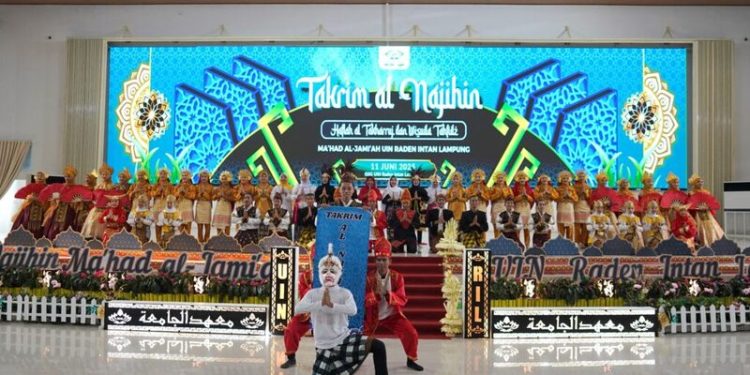 Tari Kolosal Mahasantri Meriahkan Takrim Al Najihin