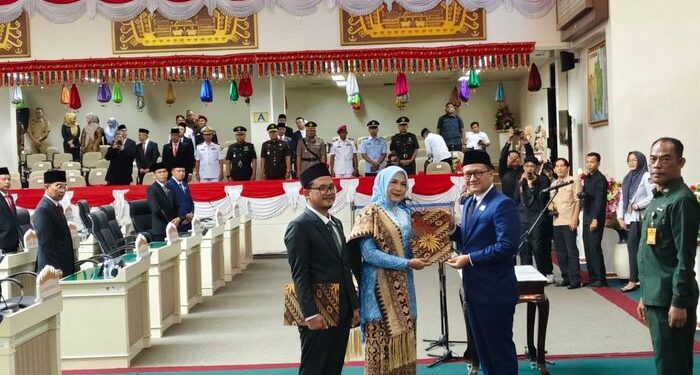 DPRD Lampung Lantik Dua Anggota PAW, Abdul Aziz dan Imelda Resmi Bertugas