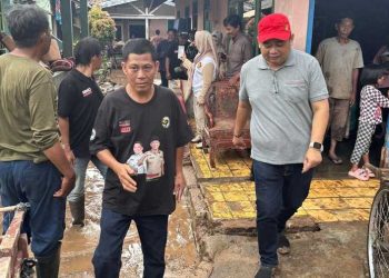 Andika Wibawa Tinjau Lokasi Banjir Panjang, Serahkan Bantuan dan Santunan Korban