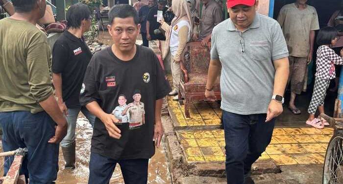 Andika Wibawa Tinjau Lokasi Banjir Panjang, Serahkan Bantuan dan Santunan Korban