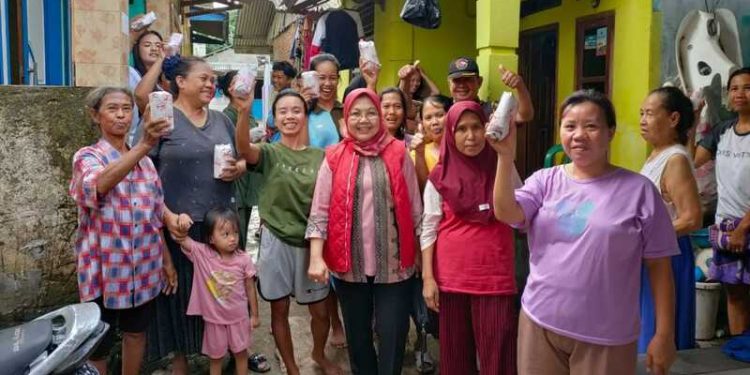 Sentuhan Kepedulian Kostiana di Tengah Derasnya Banjir Panjang Bandar Lampung