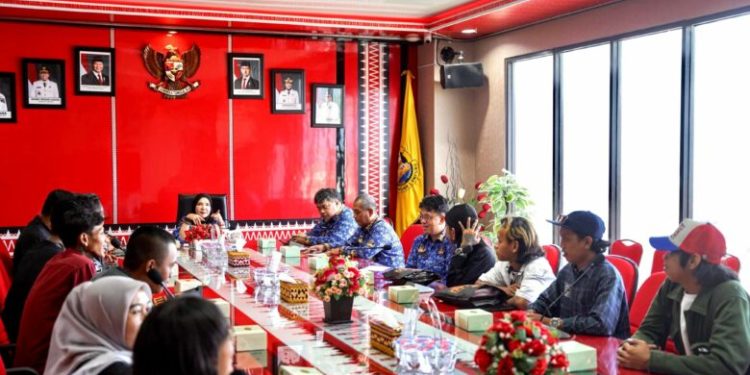 Wali Kota Eva Dwiana Berangkatkan Tujuh Muralis Umrah ke Tanah Suci