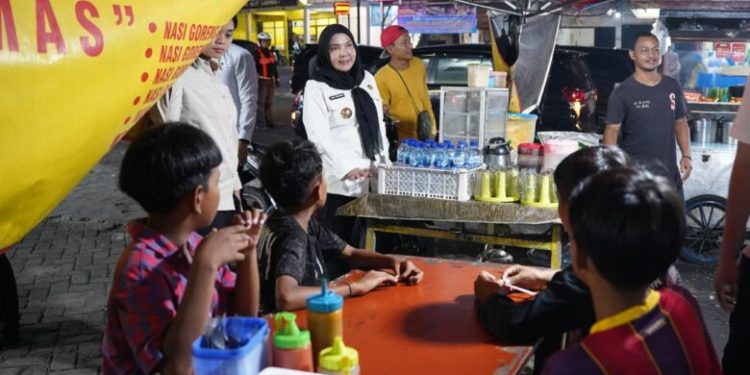 Walikota Eva Dwiana Bagikan Kompor Gas Gratis untuk Pelaku UMKM