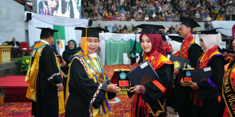 Rektor Unila Ajak Wisudawan Berkarya Ciptakan Lapangan Kerja Baru