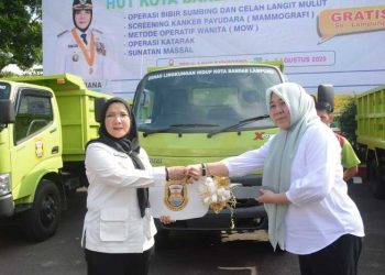 Pemkot Bandar Lampung Serahkan 3 Truk Sampah Baru ke DLH