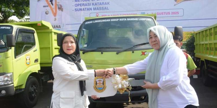 Pemkot Bandar Lampung Serahkan 3 Truk Sampah Baru ke DLH