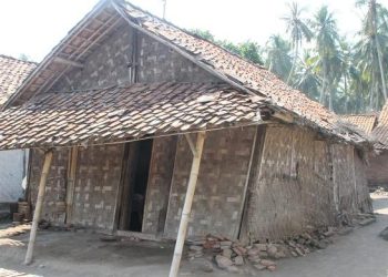 Empati Kondisi Minak Ibu, Anggota DPRD Putra Jaya Umar Beri Bantuan dan Dorong Pemkab Renovasi Rumah Geribik