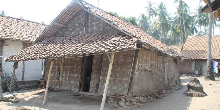 Empati Kondisi Minak Ibu, Anggota DPRD Putra Jaya Umar Beri Bantuan dan Dorong Pemkab Renovasi Rumah Geribik