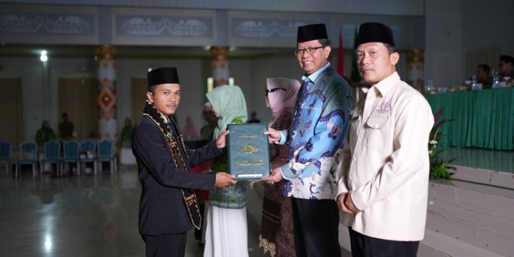 Rektor Kukuhkan 298 Guru Profesional PPG PAI
