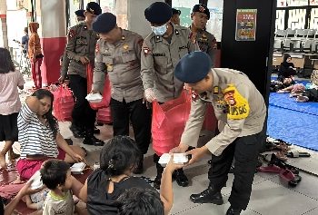 Brimob Gelar Dapur Lapangan di Kampung Melayu, Bantu Warga Terdampak Banjir