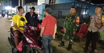 Babinsa Koramil 410-02/TBS Gelar Kosmos dan Patroli Malam