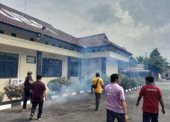 Polres Tulang Bawang Lakukan Fogging di Kantor dan Asrama