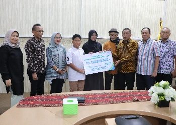 Dinas Kominfotik dan BPJS Ketenagakerjaan Serahkan Santunan Sosial kepada Keluarga Almarhum PTHL