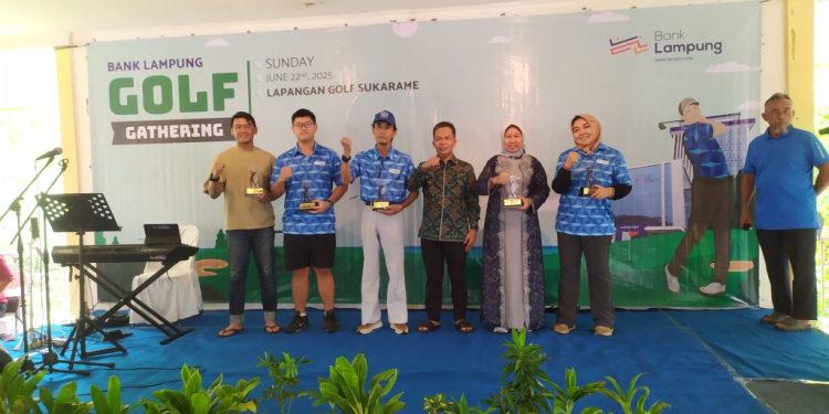 Rektor Raih Penghargaan dalam Kejuaraan Bank Lampung Golf Gathering 2025