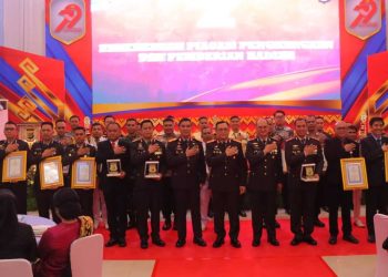 Hari Bhayangkara ke-79, Kapolda Lampung Berikan Penghargaan Kepada Personel Berprestasi dan Mitra Media