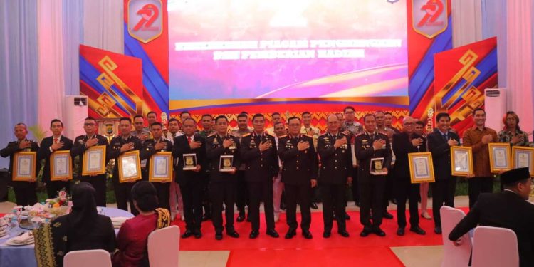 Hari Bhayangkara ke-79, Kapolda Lampung Berikan Penghargaan Kepada Personel Berprestasi dan Mitra Media