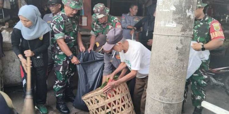 Bersama Warga, Jajaran Koramil 410-06/Kedaton Gelar “Kamis Bersih”