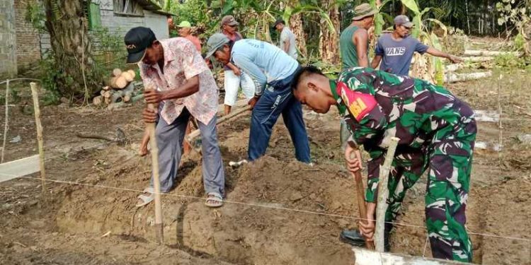 Babinsa Koramil 426-04/Banjar Agung Bantu Pembangunan Pondasi Rumah Warga di Batu Ampar