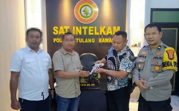 Satuan Intelkam Polres Tulang Bawang Menerima Penyerahan Senpi Ilegal dan Amunisi Aktif