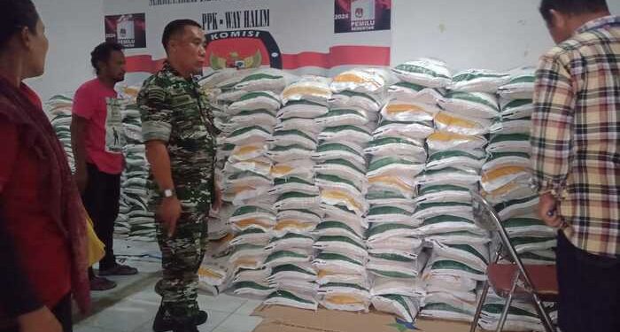 Babinsa Koramil 410-04/TKT, Monitor Pendistribusian Beras Bantuan Bulog