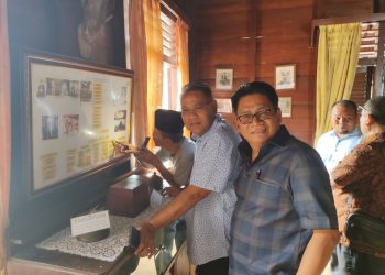 Silaturahmi Budaya, Ketum JMSI Teguh Santosa Sambangi Rumah Adat Bagas Godang di Madina