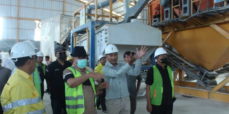 Bupati Tanggamus Meninjau Penambangan Zeolit di Cukuh Balak