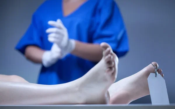 Polisi Lakukan Autopsi Mayat Anonim Dipinggir Pantai Tanggamus