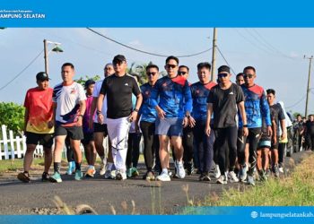 Semangat Pagi dari Pantai Kalianda: Bupati Egi Ajak Warga Lari Bareng di Krakatau Beach Run 2025!