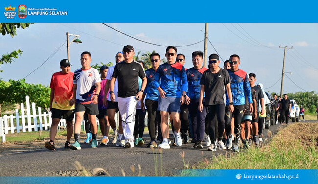 Semangat Pagi dari Pantai Kalianda: Bupati Egi Ajak Warga Lari Bareng di Krakatau Beach Run 2025!