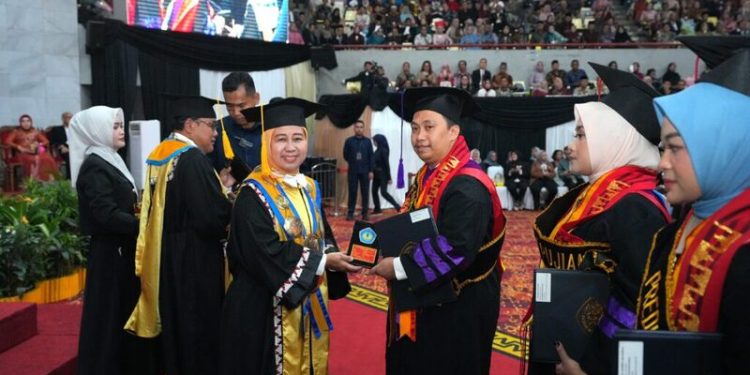 Rizki Wahyu Yunian Putra Raih Predikat Wisudawan Terbaik Program Doktor Unila