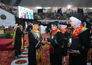 Lusia Dhea Mutiara Raih Wisudawan Terbaik I Unila, Ukir Prestasi Nasional di Bidang Ekonomi