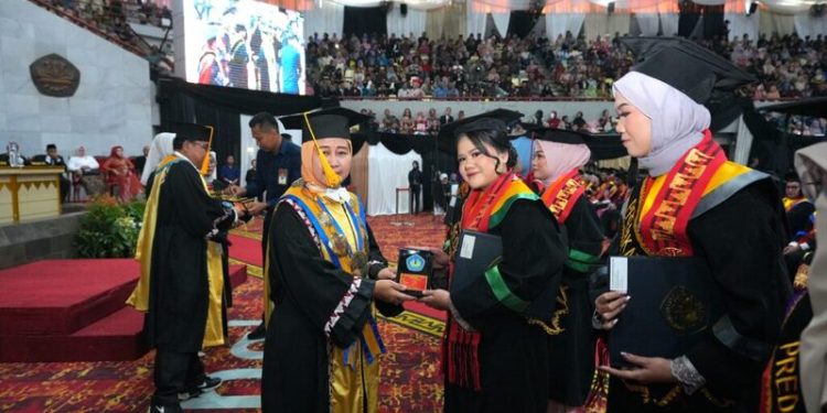 Lusia Dhea Mutiara Raih Wisudawan Terbaik I Unila, Ukir Prestasi Nasional di Bidang Ekonomi