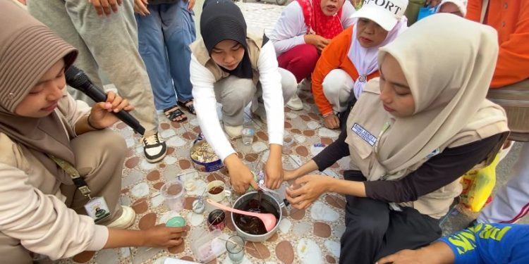 Kreatif, Mahasiswa KKN UIN RIL Kelompok 5 Olah Minyak Jelantah Jadi Lilin Aromaterapi