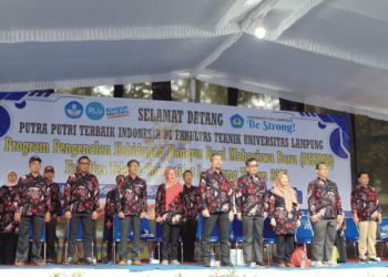 PKKMB Fakultas Teknik Unila 2025 Ditutup Meriah dengan Papermob 1.088 Mahasiswa Baru