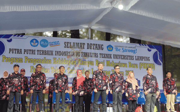 PKKMB Fakultas Teknik Unila 2025 Ditutup Meriah dengan Papermob 1.088 Mahasiswa Baru