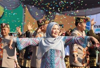 Pawai Budaya Tari Ngigel Meriahkan HUT ke-343 Bandar Lampung