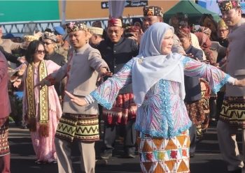 Ribuan Warga Bandar Lampung Meriahkan Acara Karnaval Budaya Tari Ngigel