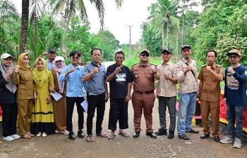 Bukan Protes, Tapi Peduli! Aksi Warga Merbau Mataram Cat Jembatan Rusak Direspons Positif, Camat: Perbaikan Sudah Masuk Agenda Tahun Ini!