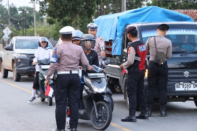 Polres Tulang Bawang Bagikan Ratusan Bendera Merah Putih Gratis Sambut HUT RI ke-80