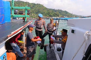 Sambut HUT Ke-80 RI, Polresta Bandar Lampung Bagikan Bendera Merah Putih dan Sembako kepada Nelayan