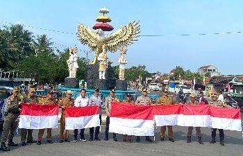 Pemkab Pesawaran Bagikan 1.000 Bendera Merah Putih Bagi Pengendara Jalan