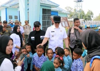 Bupati Egi ‘Blusukan’ ke Pulau Sebesi, Bawa Kado Istimewa: KTP Jemput Bola hingga Renovasi Sekolah